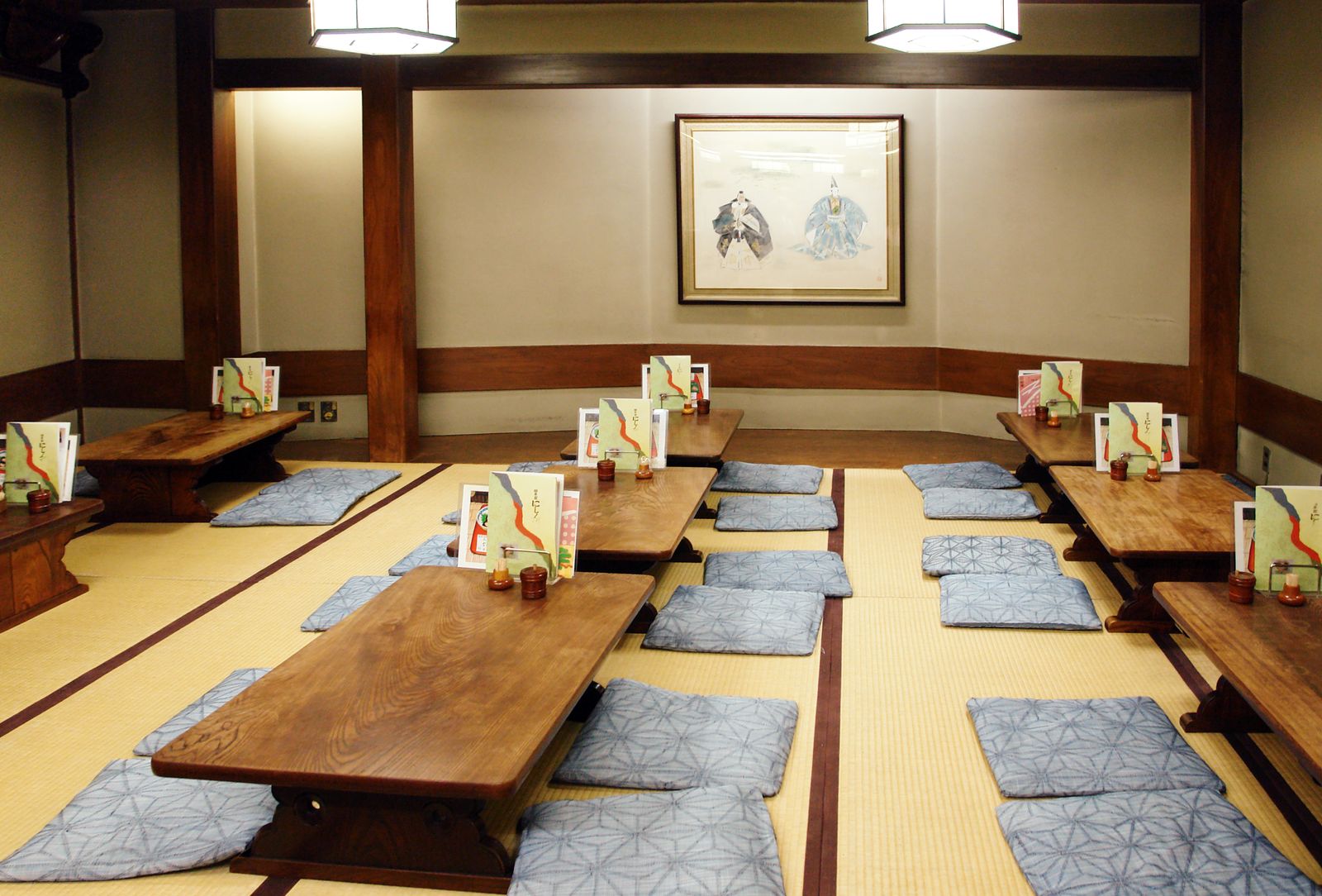 座卓の並ぶ和室の宴会場